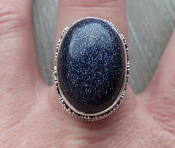 Zilveren ring blauwe Goudsteen en bewerkte setting 18 mm